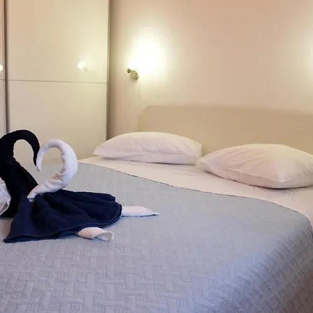 Marinovic 3462 Gostinjska kuća Supetar